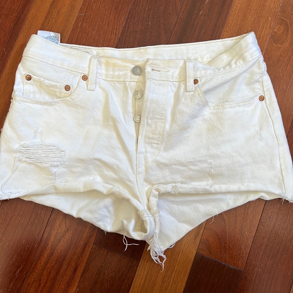 White Levi’s 501 Shorts, W28.